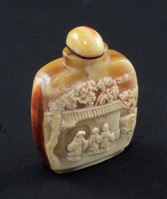 A Chinese hornbill snuff bottle, early 20th century, 6.4cm.